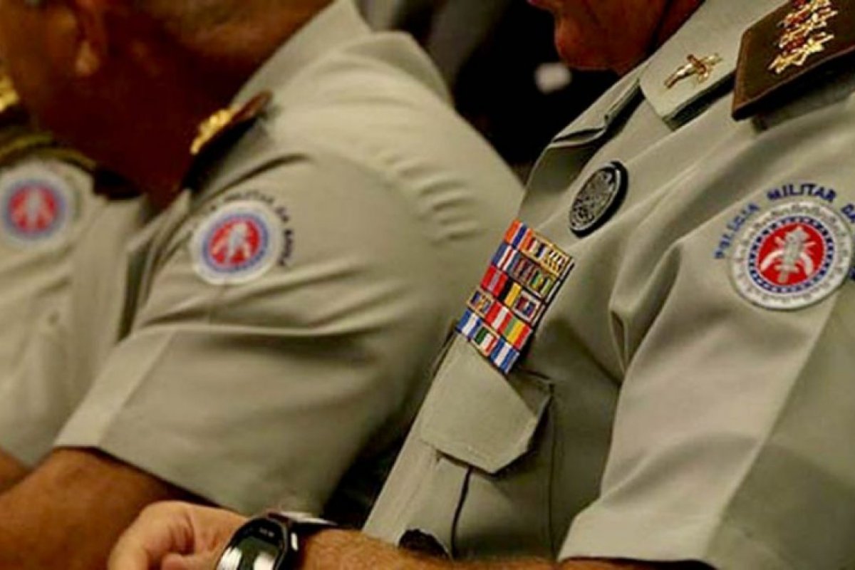 Policiais militares e homens armados trocam tiros em Monte Gordo, na Região Metropolitana de Salvador