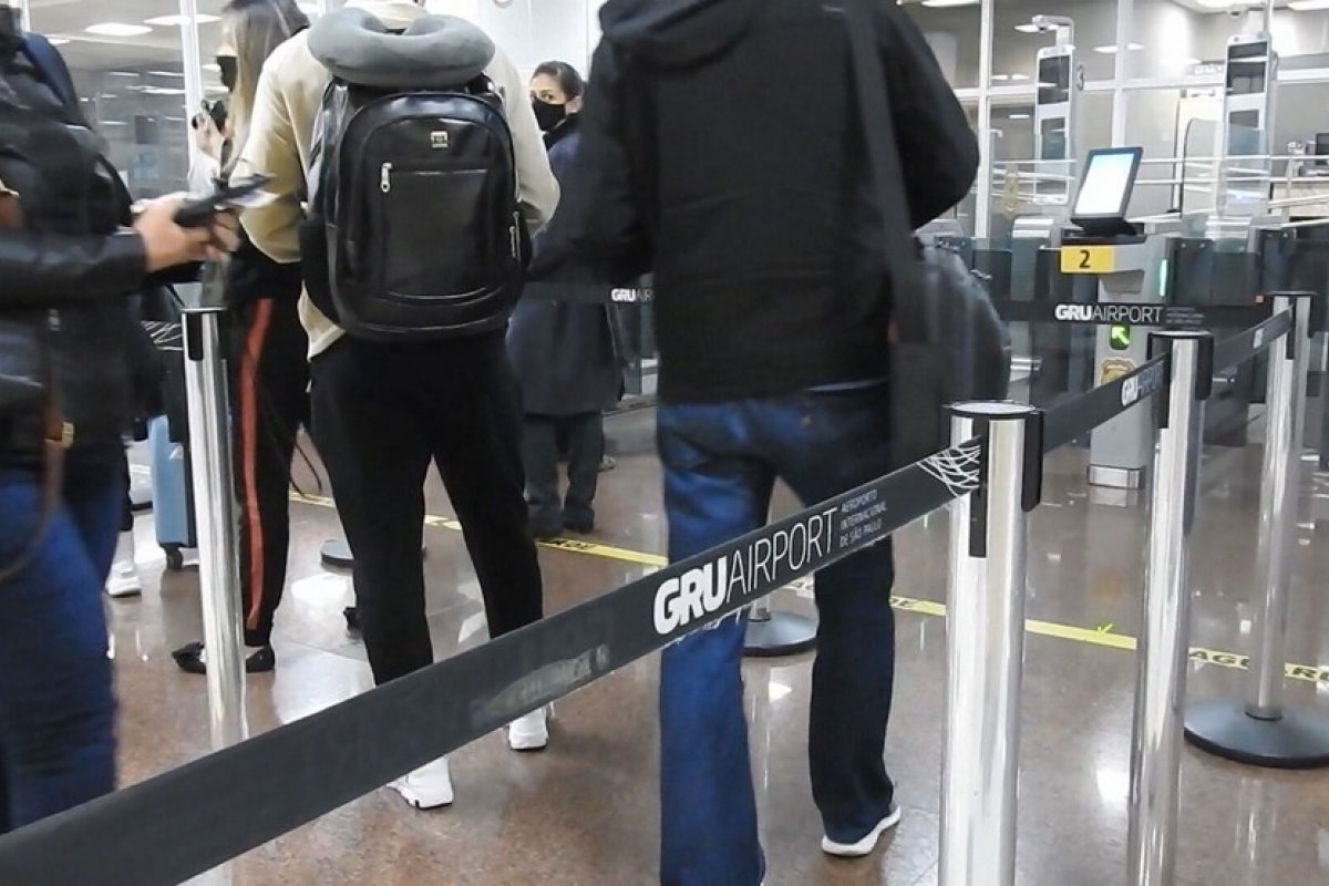 Viajantes que chegam da Índia começam a ser testados para Covid nos aeroportos do RJ