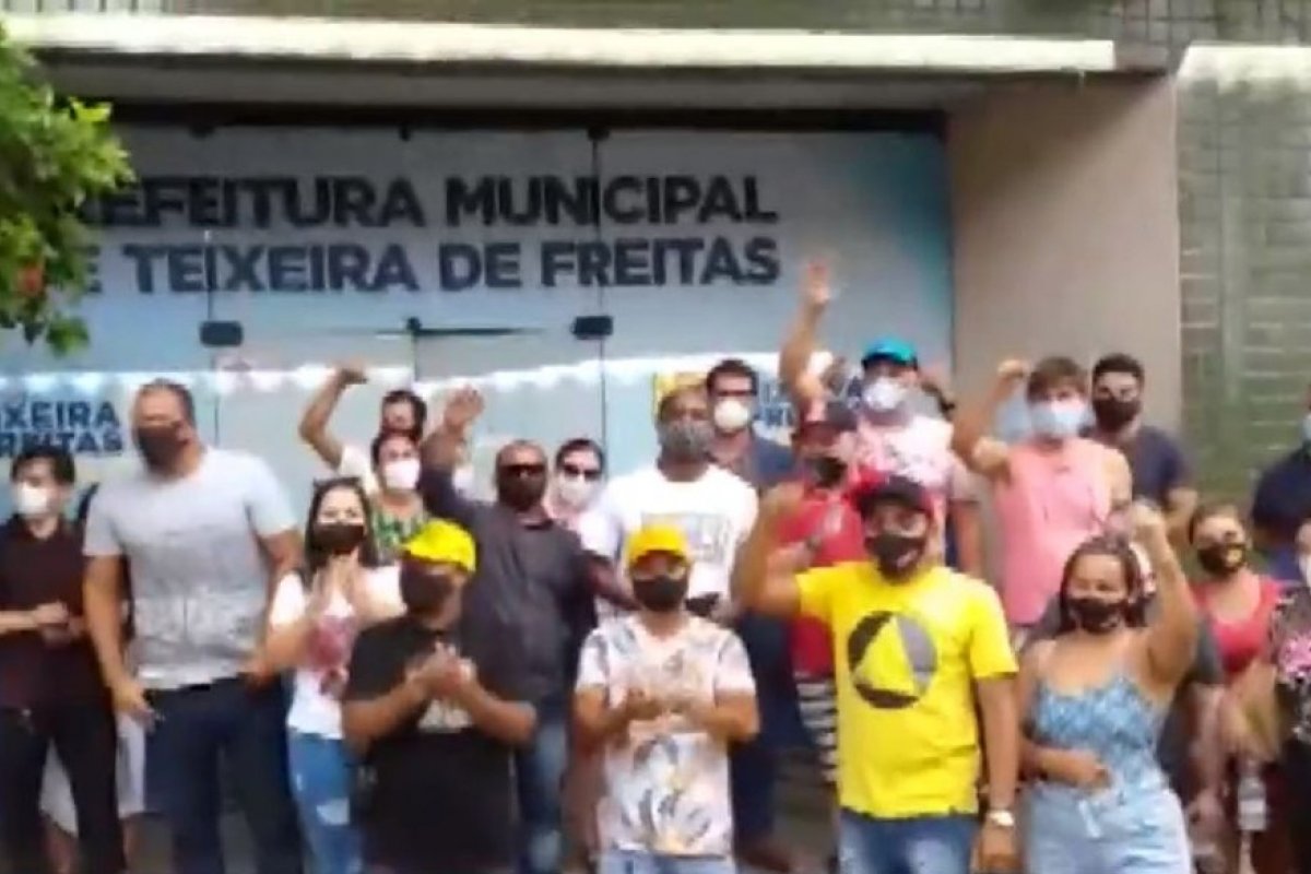 Empresários protestam em Teixeira de Freitas contra suspensão de atividades
