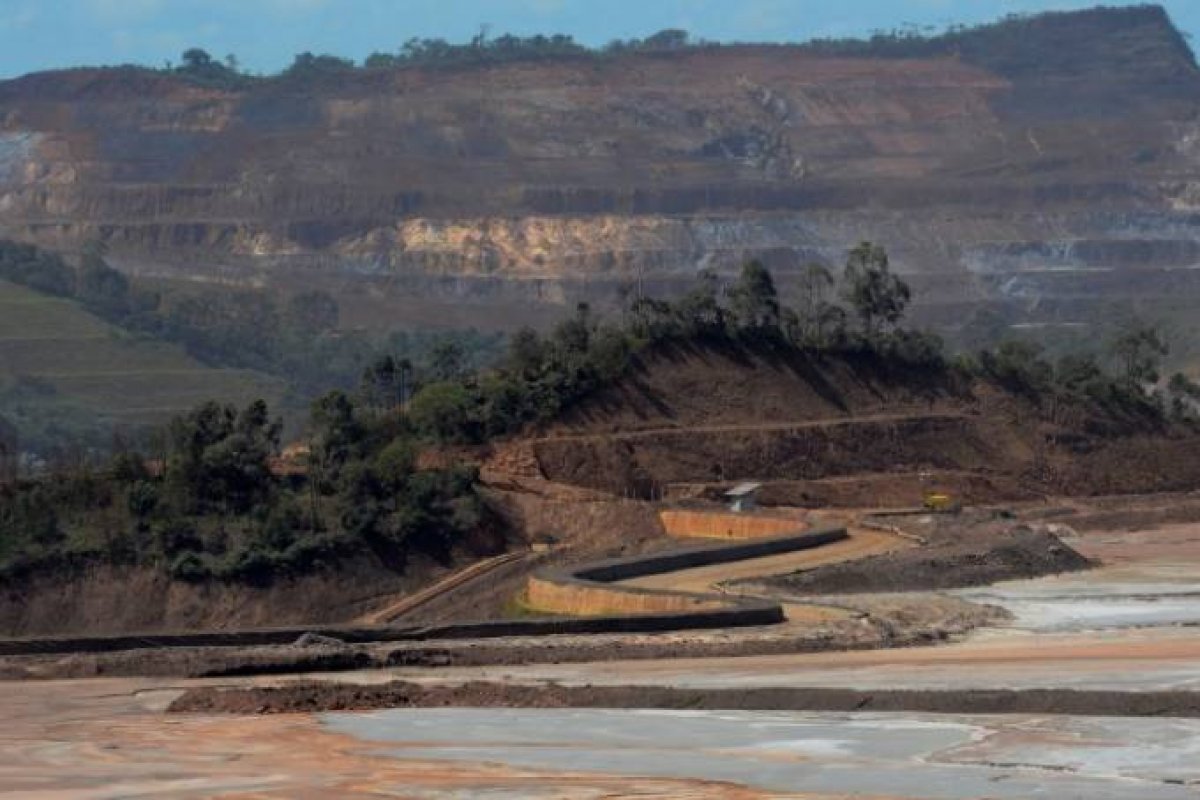 Samarco pode ter retomada adiada por falta de licença