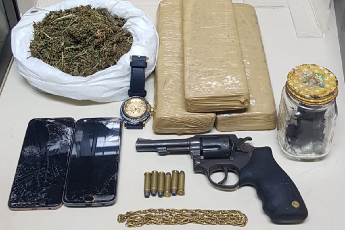 Drogas, revólver e pistola da polícia de SP são apreendidas em ações distintas na Bahia
