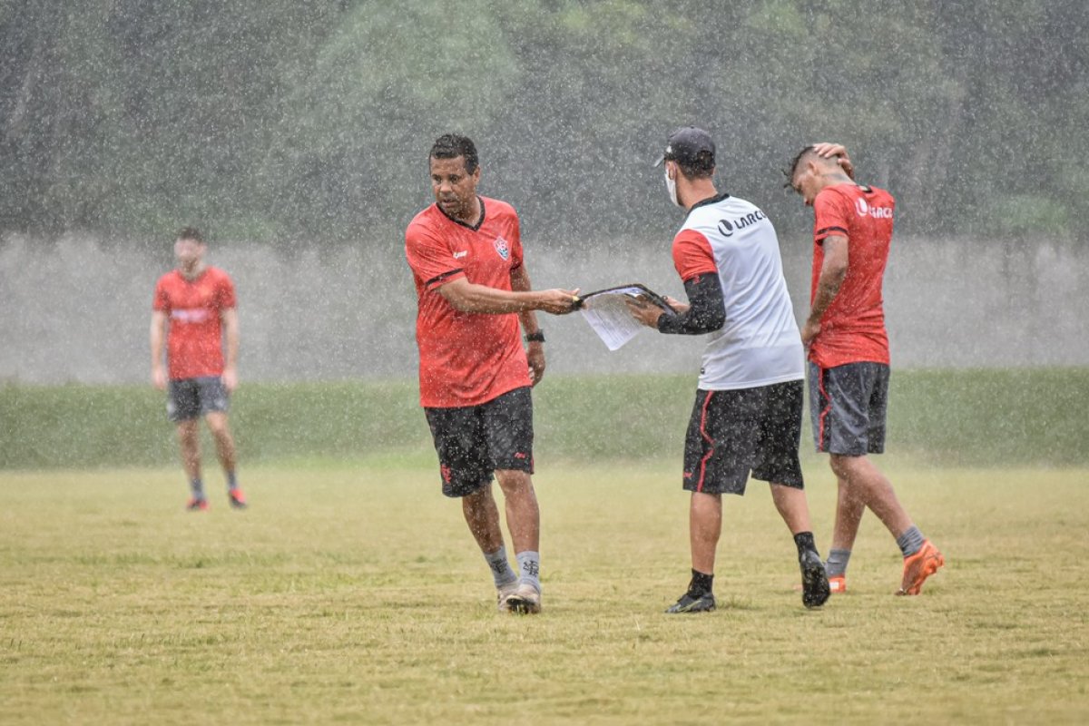Com mudança de planos, Vitória faz penúltimo treino antes de encarar o Internacional