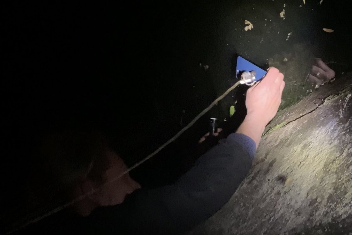 iPhone 12 Pro é resgatado de rio com vara de pescar improvisada para MagSafe