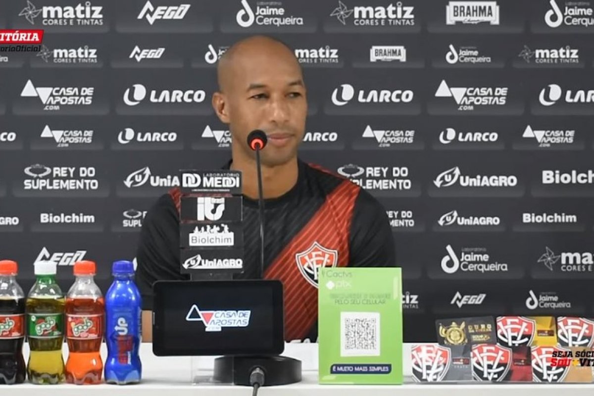 "Prazer estar de volta", diz Dinei após retorno ao Vitória