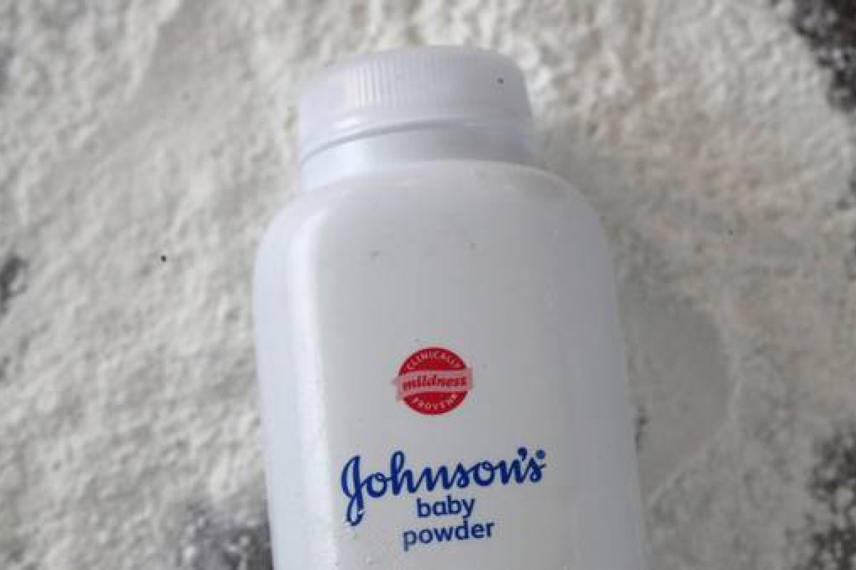 Johnson & Johnson é condenada a pagar US$ 2,1 bi a mulheres que tiveram câncer por uso de talco
