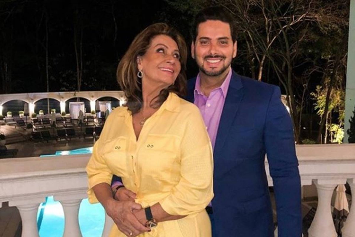 Ex-BBB de 73 anos aparece em foto ousada com o noivo de 36 aninhos