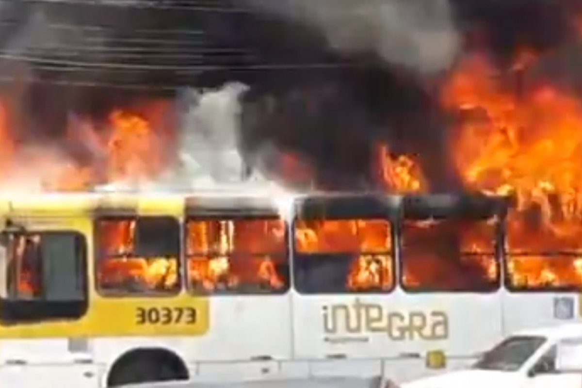Após incêndio, ônibus voltam a circular no final de linha de Paripe, em Salvador