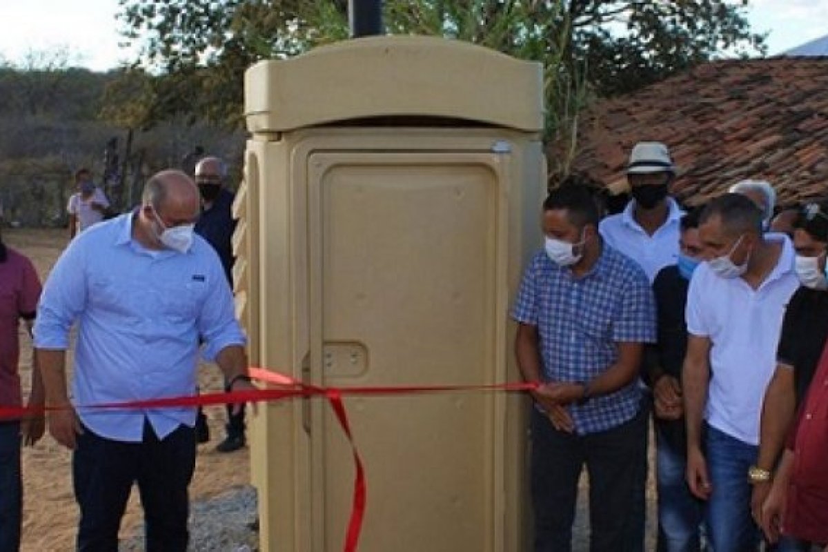 Vídeo: Prefeito de Casa Nova, no Norte da Bahia, inaugura banheiro químico 