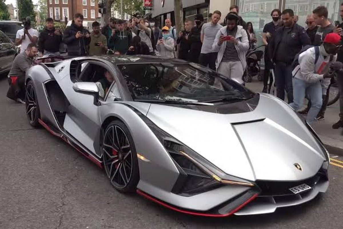 Brasileiro compra Lamborghini de R$ 20 milhões e para trânsito em Londres
