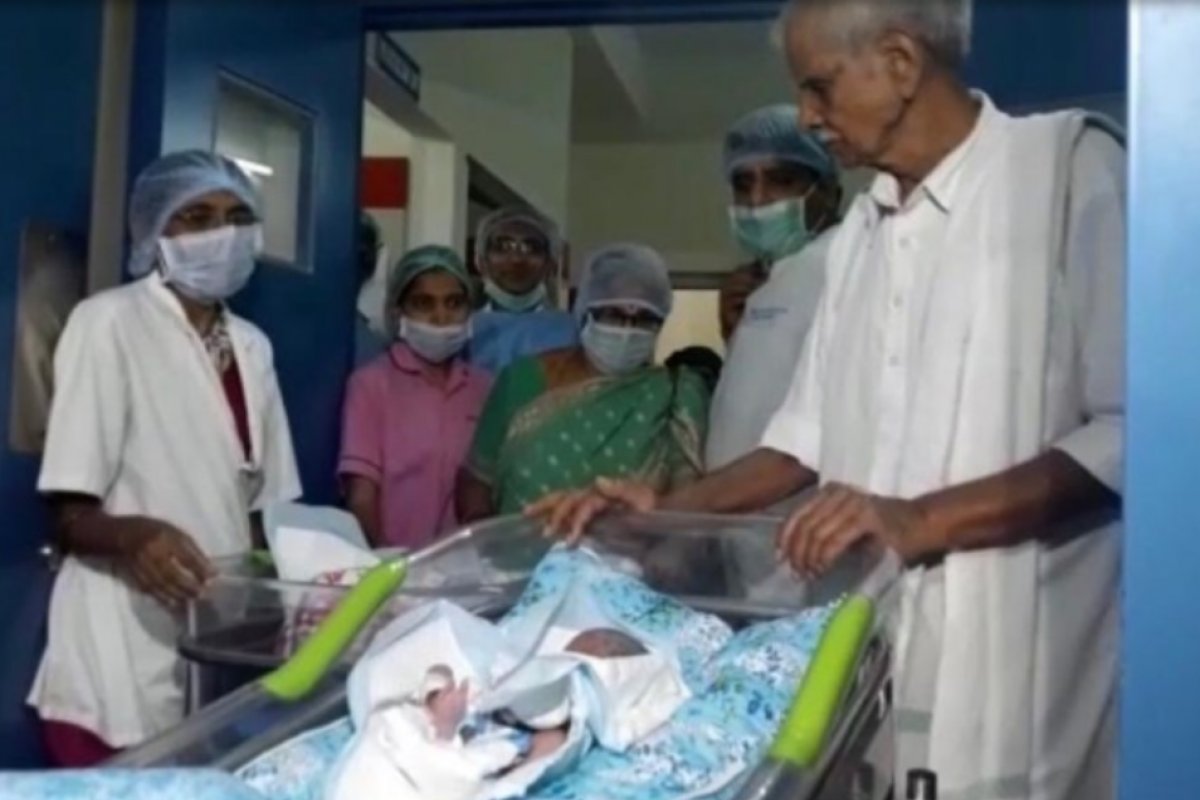Na Índia, mulher de 74 anos dá à luz a gêmeas