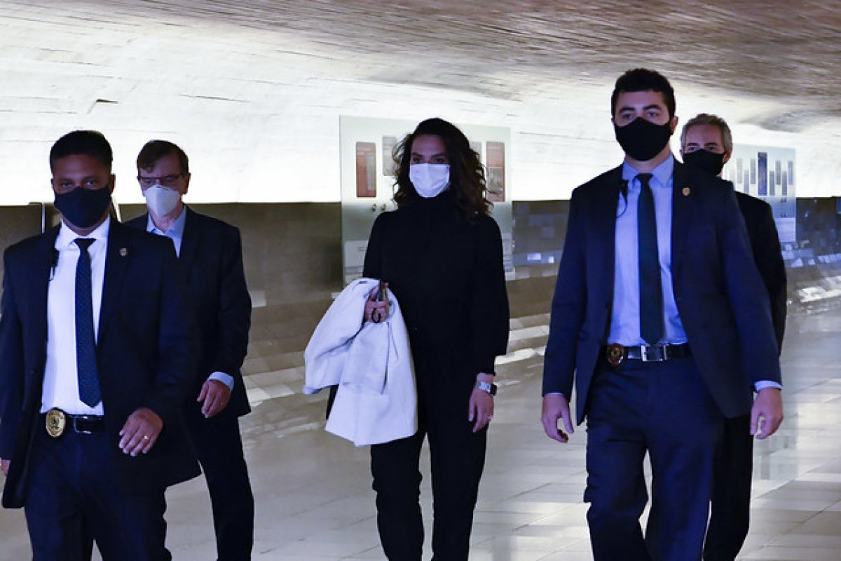 CPI: Ex-secretária revela que médicos não queriam integrar a equipe devido à "polarização" política