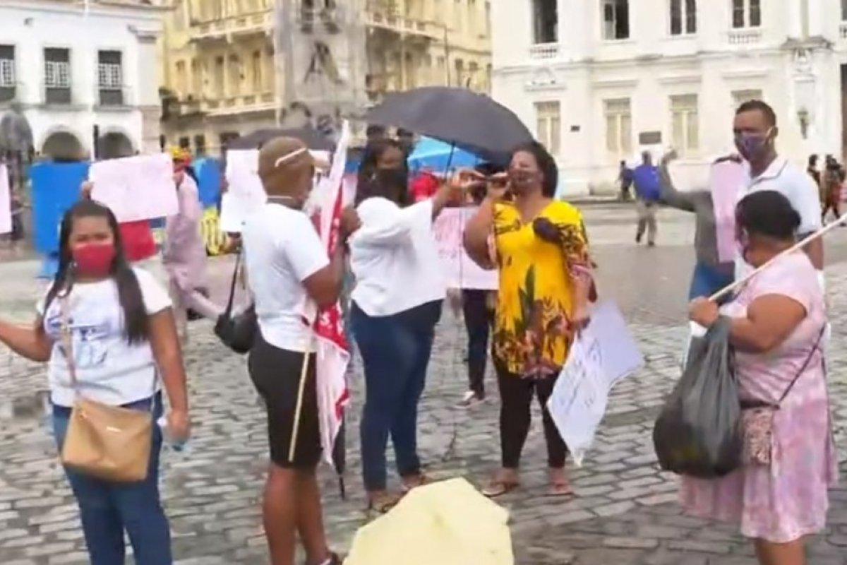 Pessoas protestam contra atraso na entrega de imóveis do Minha Casa Minha Vida em Salvador