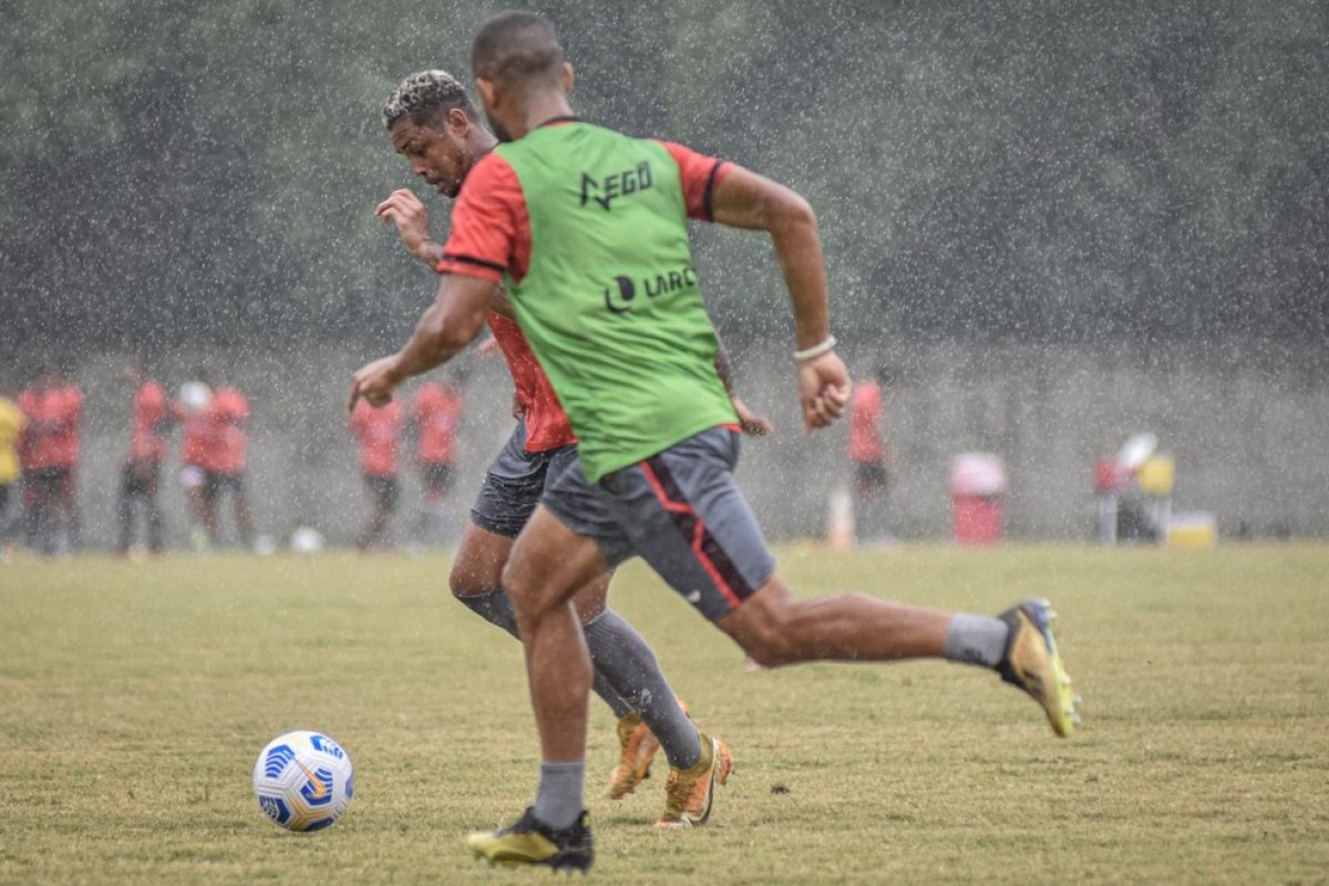 Vitória treina bola parada e finaliza preparação para enfrentar o Internacional