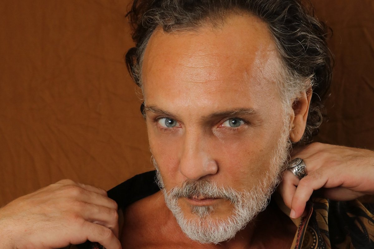 Ator Gustavo Novaes com a agenda cheia: De rei de Elão a mafioso italiano