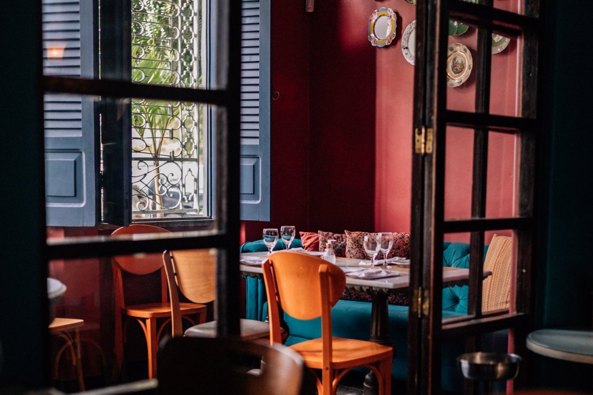 Larriquerri e Larribistrô presenteiam casais com arte e menu especial