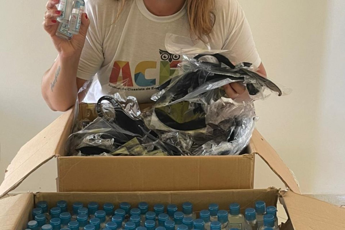 Em ação solidária, ACEB distribui máscaras e álcool em gel a moradores da Lucaia