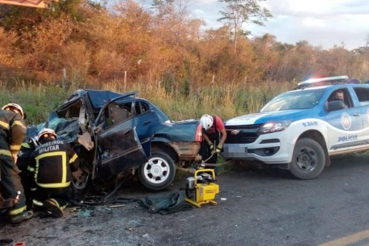 Colisão entre carro e caminhonete deixa um morto e três feridos na BA-447
