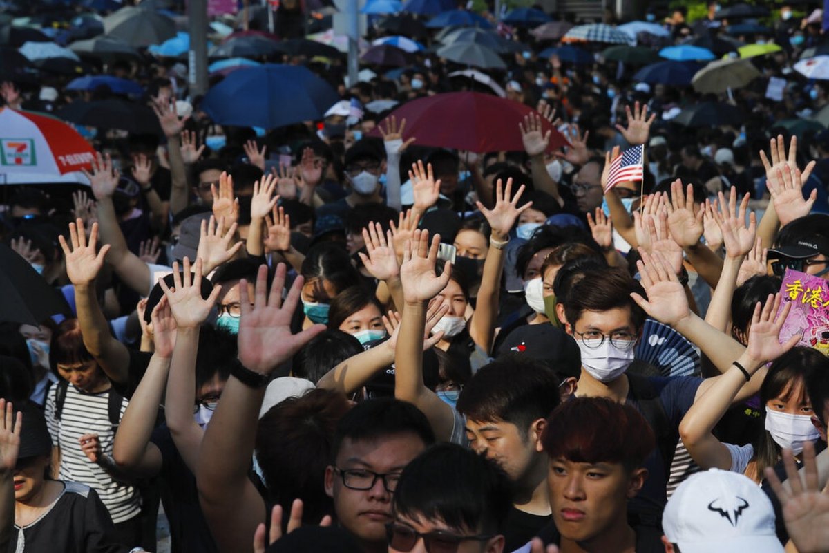Manifestantes em Hong Kong cantam hino americano e pedem ajuda dos EUA