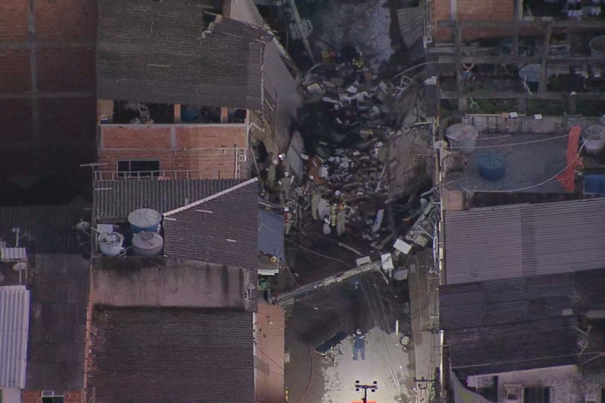 Quarta vítima é resgatada dos escombros de prédio que desabou na Zona Oeste do Rio