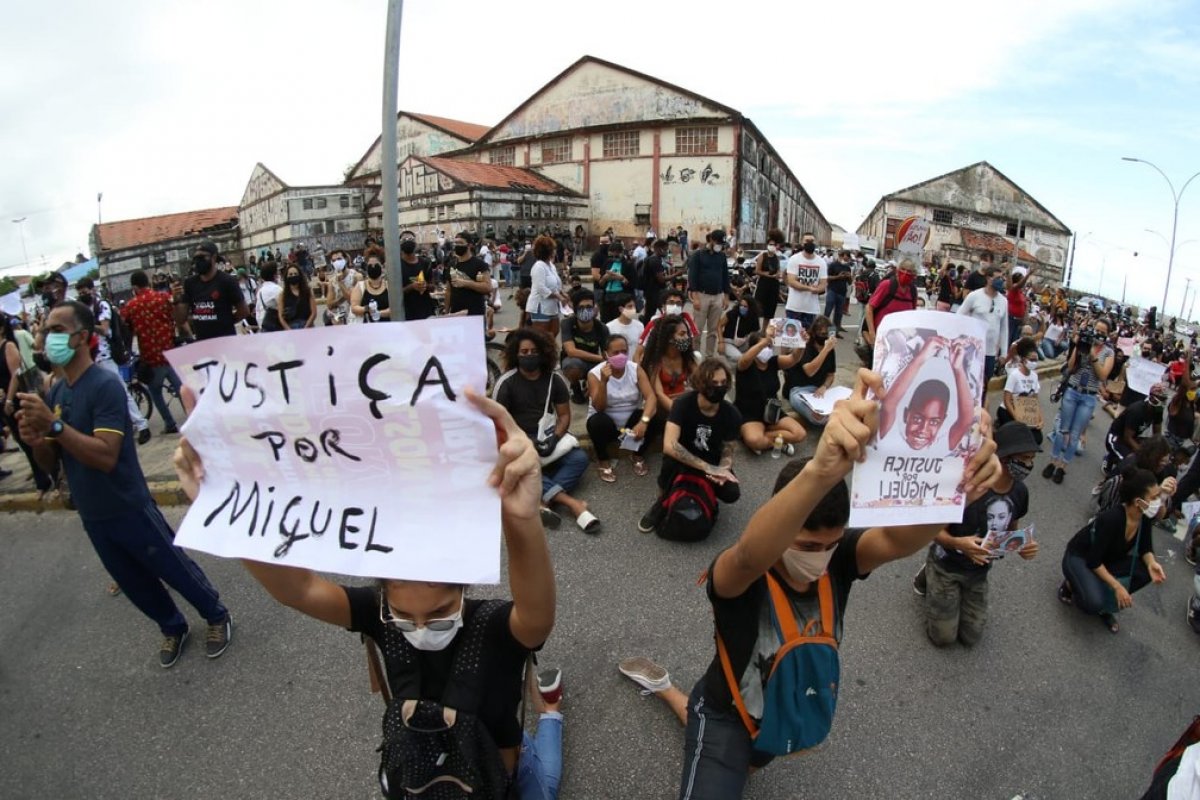 Em Pernambuco, manifestantes e família do menino Miguel cobra agilidade da justiça um ano após morte