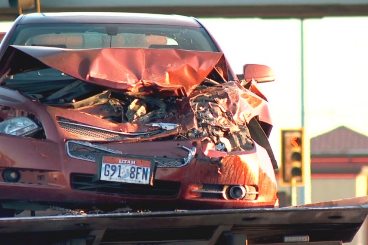 Menina de 9 anos leva irmã de 4 anos a praia nos EUA com o carro dos pais e bate em trator