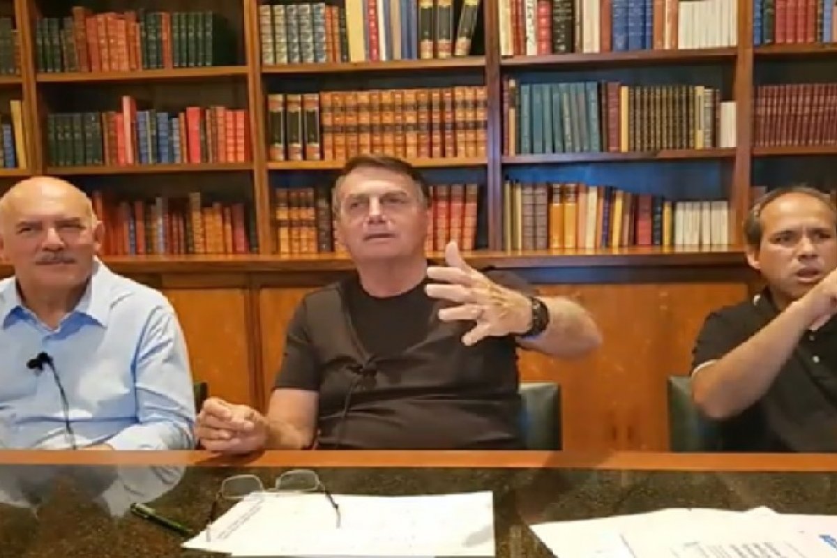 "Nós gastamos quase R$ 320 bilhões com auxílio, isso é quase 10 anos de Bolsa Família", diz Bolsonaro em live