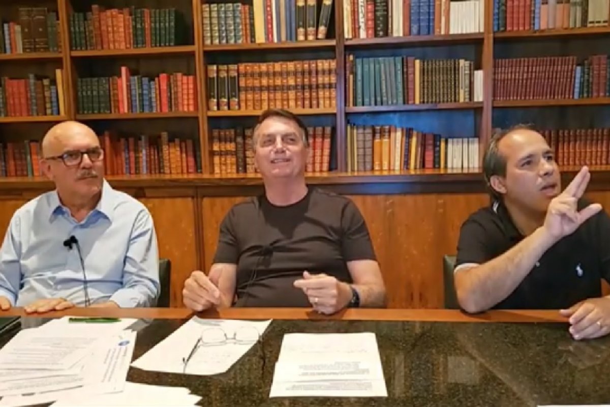 "Mentira", diz Bolsonaro sobre possibilidade de vacinação ter começado em novembro