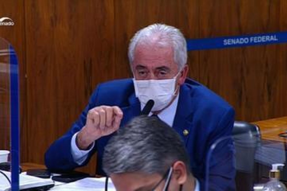 Bolsonaro diz que Otto Alencar humilha mulheres e senador rebate: "Fraco e confuso"