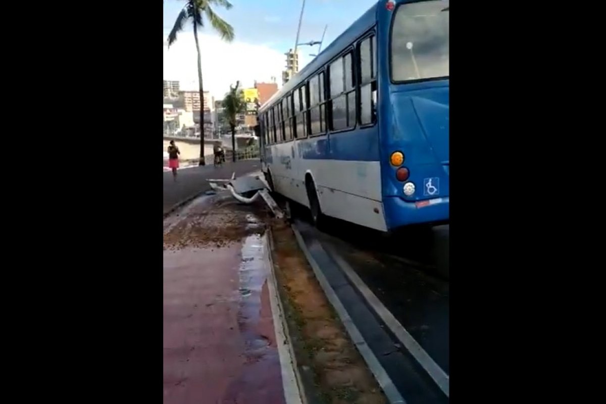 Ônibus avança na contramão e derruba poste de sinalização na orla da Barra