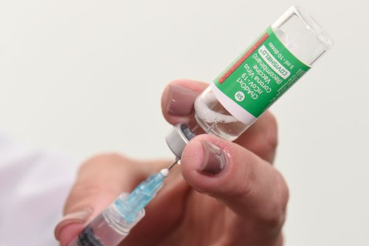 Chile suspende aplicação da 2ª dose da vacina Oxford/AstraZeneca após suspeita de caso de trombose