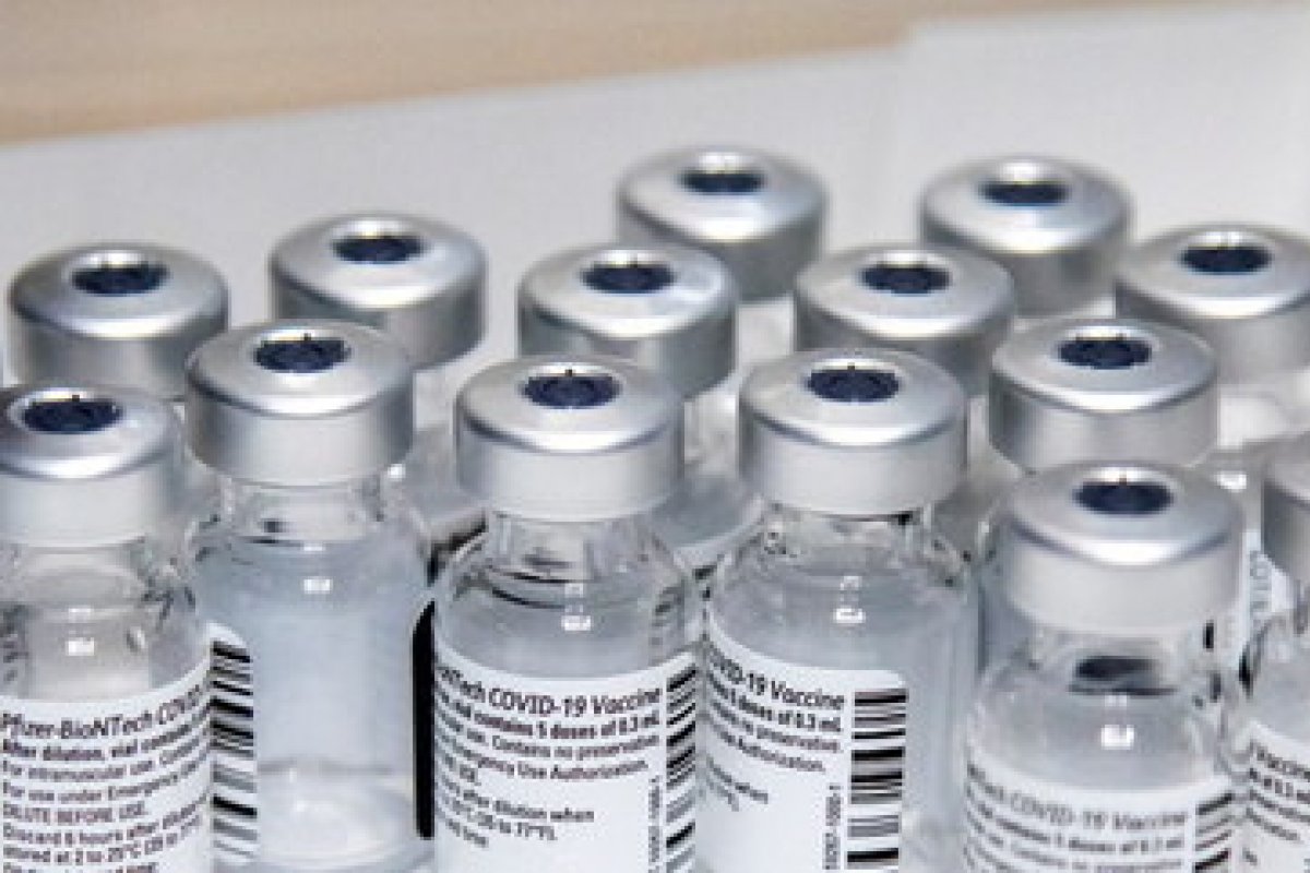 "Foram 53 e-mails da Pfizer que ficaram sem resposta", diz Randolfe sobre investigação na aquisição de vacinas