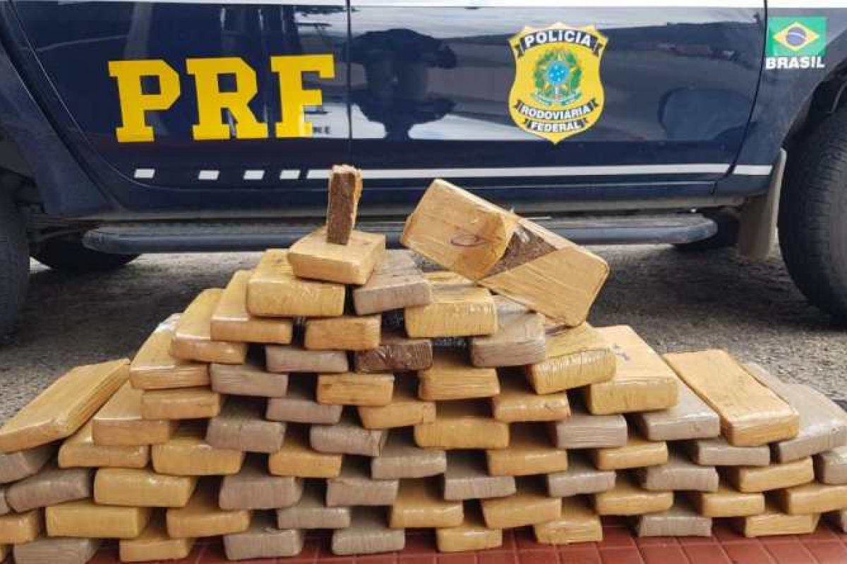 Mulher é presa em flagrante com mais de 50 tabletes de maconha na BR 166, em Jequié