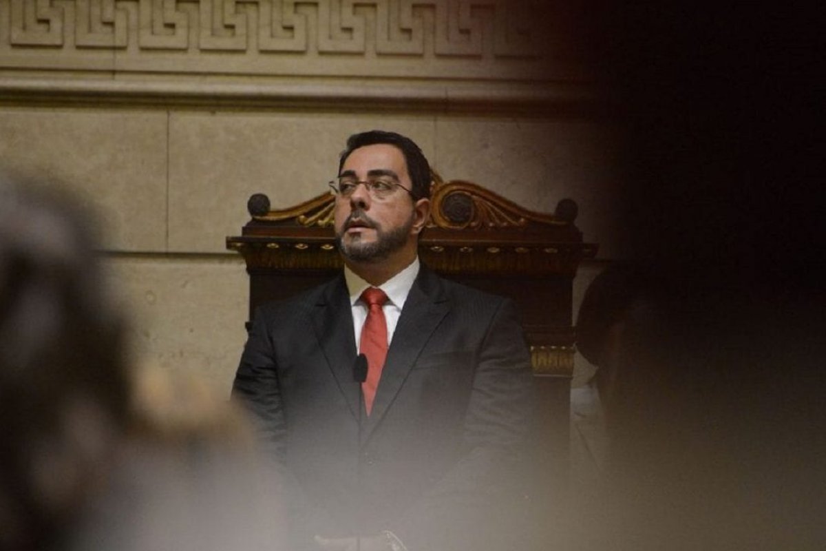 Marcelo Bretas é acusado de negociar penas, orientar advogados e fazer combinações com o MP