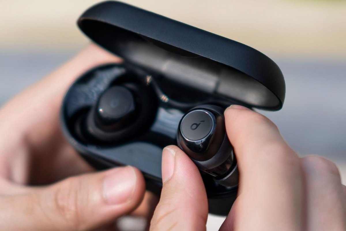 Fones que prometem até 100 horas de bateria sem carregar chegam ao Brasil