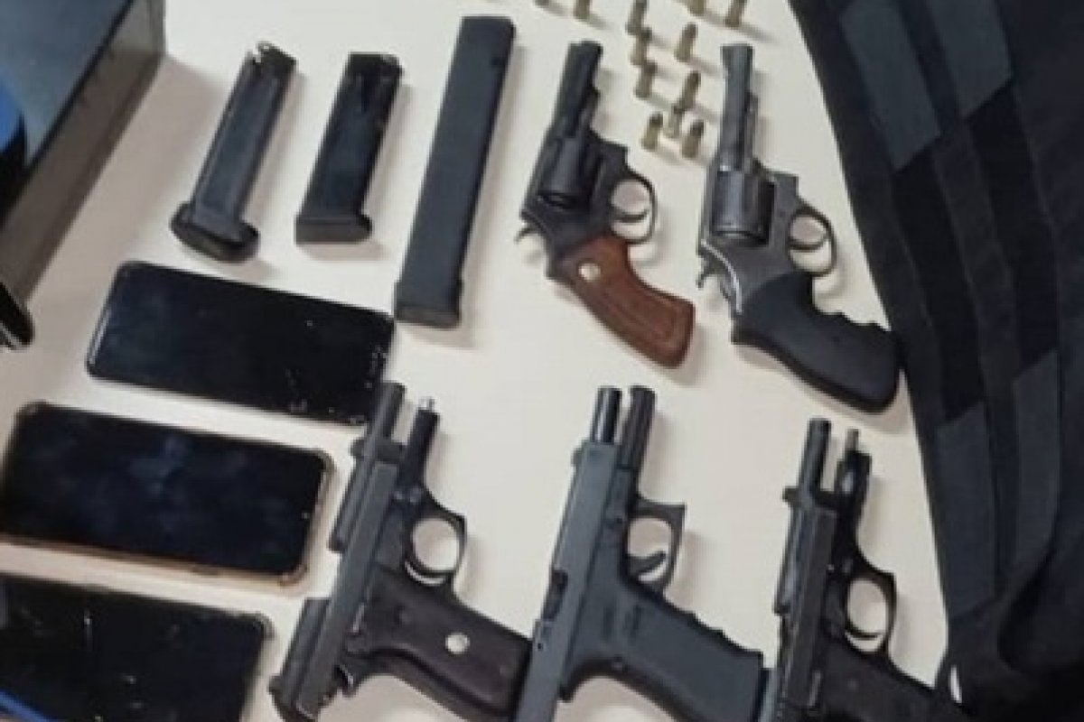 Quatro pessoas são presas com cinco armas em Feira de Santana