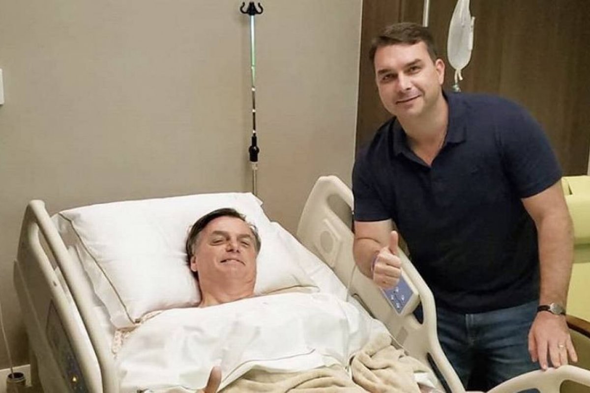 Presidente Jair Bolsonaro comemora sucesso da cirurgia 