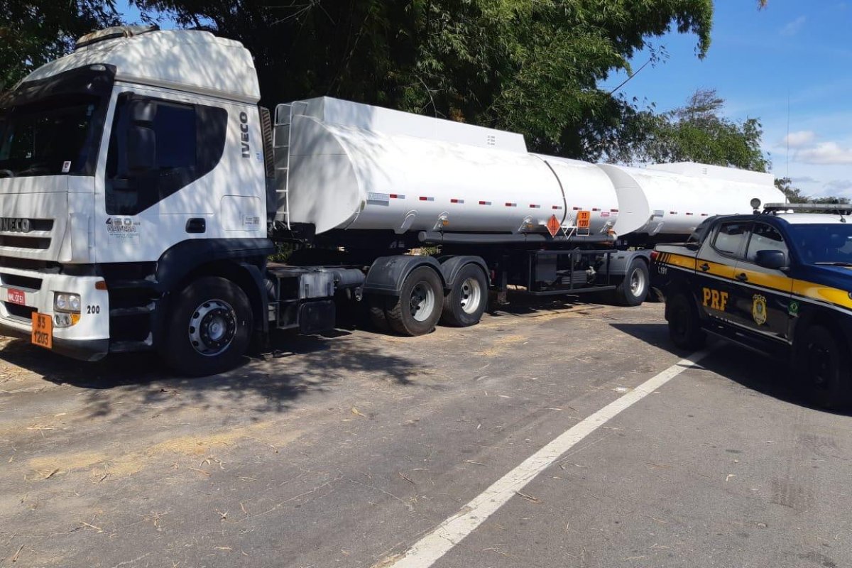 PRF apreende carreta com mais de 40 litros de álcool com nota fiscal fraudada, na Bahia
