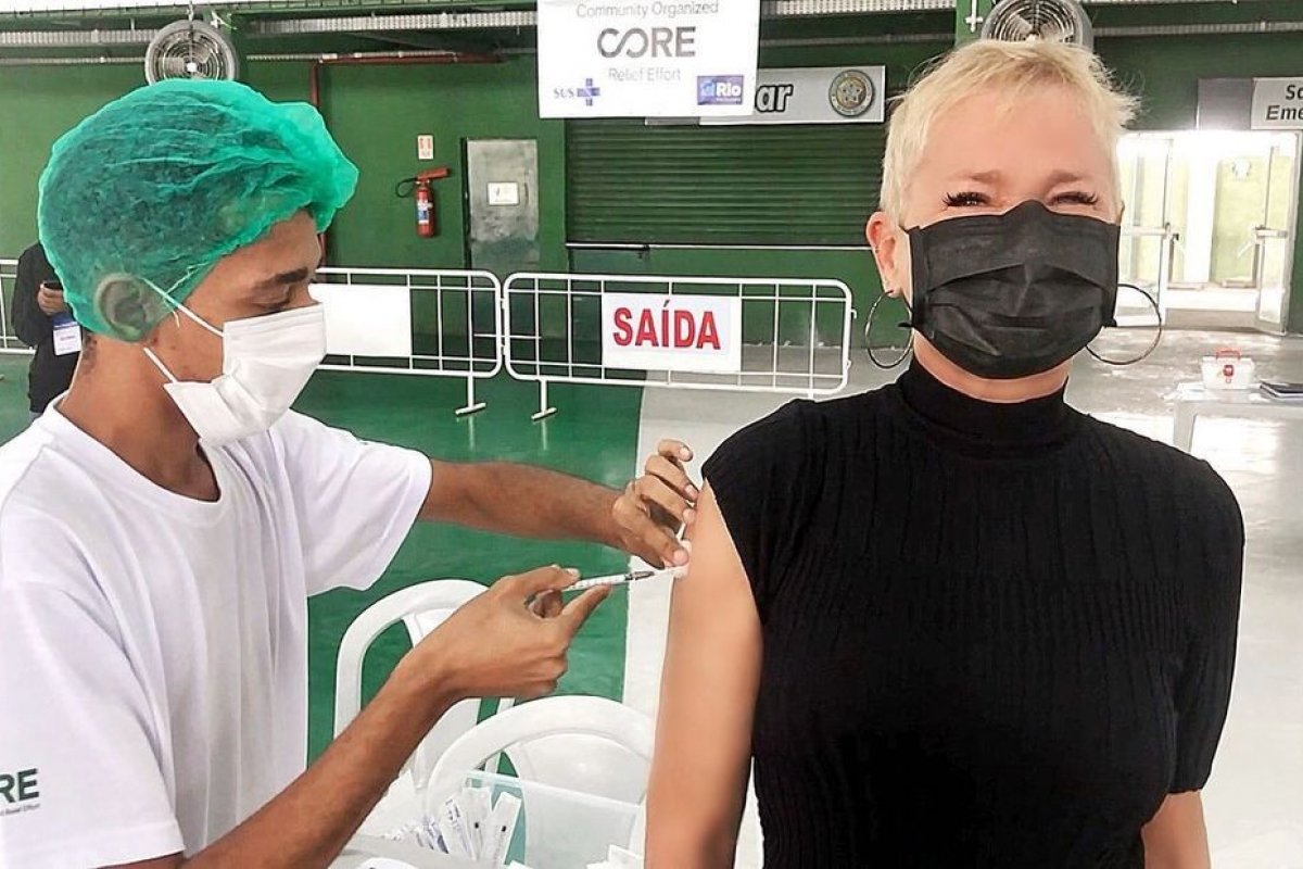 Xuxa toma primeira dose da vacina contra Covid-19