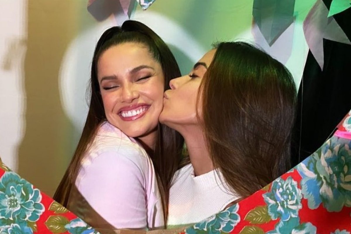 O encontro das poderosas! Anitta encontra Juliette, hospedada em sua casa: "Vim cobrar aluguel"