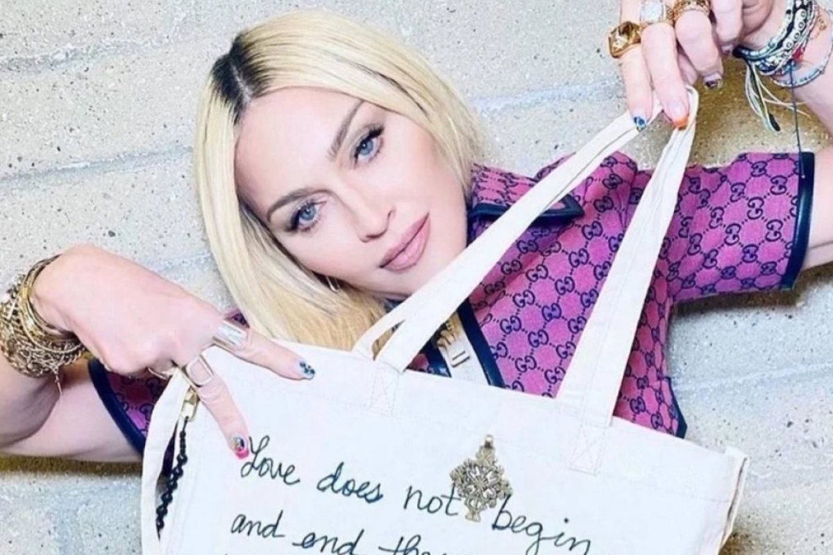 Famosos customizam ecobags para causa beneficente