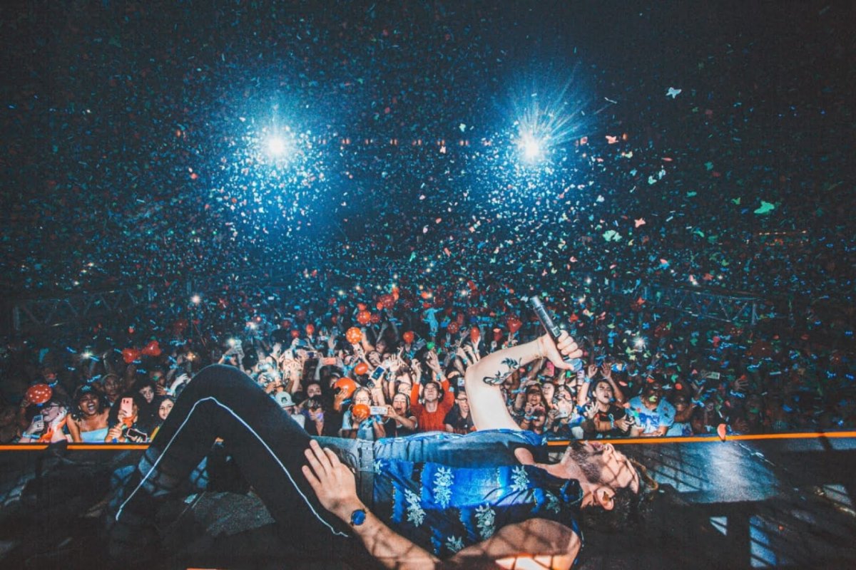 Luan Santana estreia turnê no Rio com homenagens a Zezé Di Camargo e Luciano e Fagner