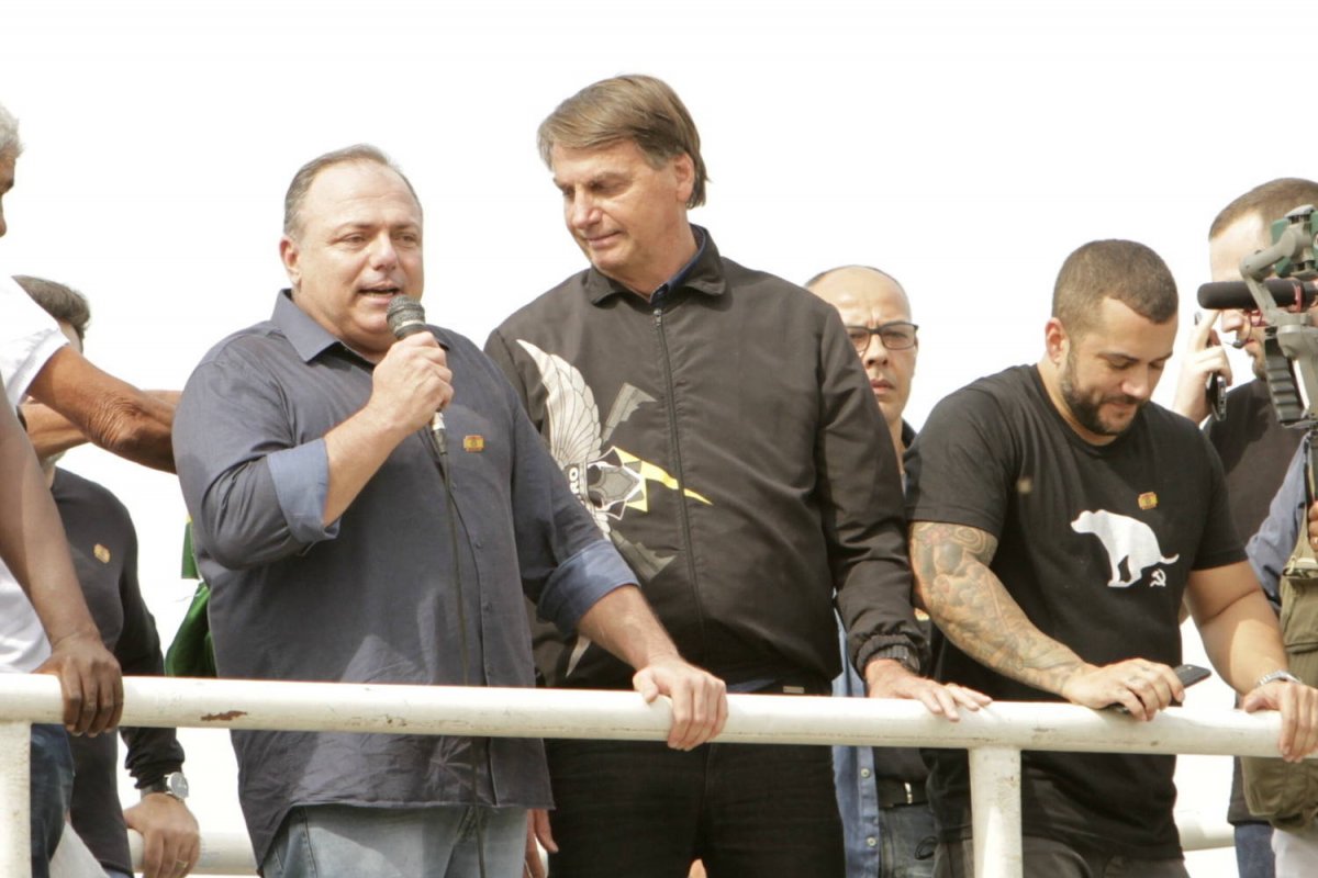 Deputados tentam acelerar a votação de PEC para impedir que militares da ativa ocupem cargos políticos no governo