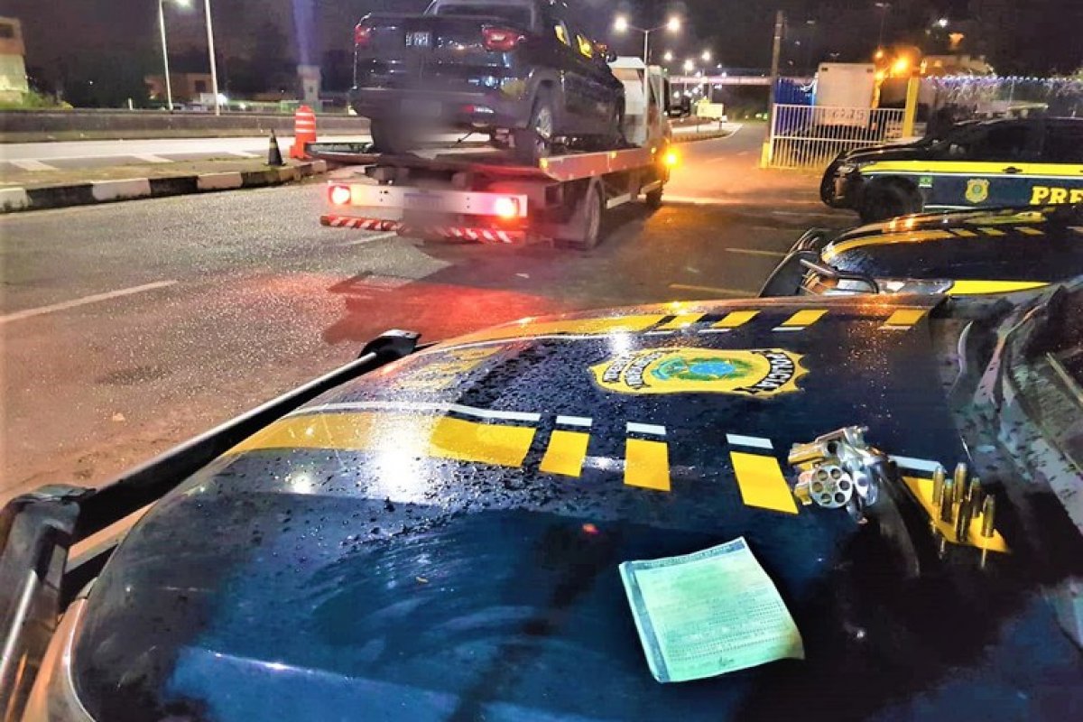 PRF apreende revólver, munições e veículo roubado em Simões Filho