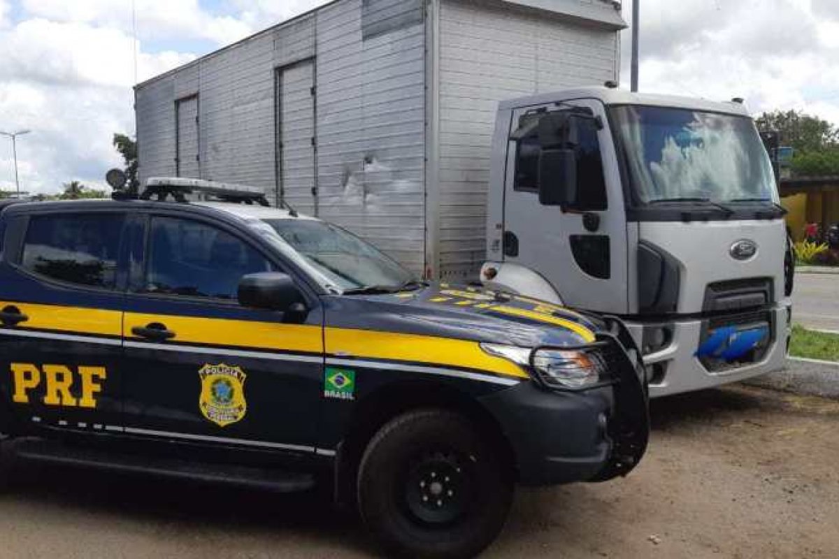 Caminhão Ford Cargo é recuperado pela PRF na Bahia