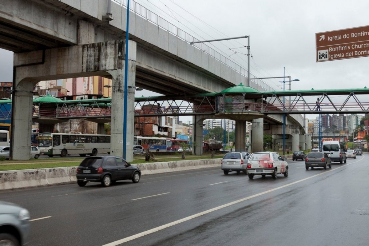 Carro bate em pilastra do Metrô na Av. Bonocô, em Salvador