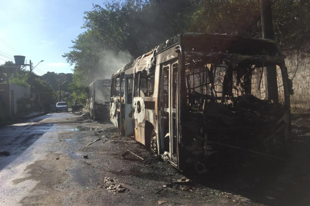 Ambulância e ônibus são incendiados durante atentados em Manaus