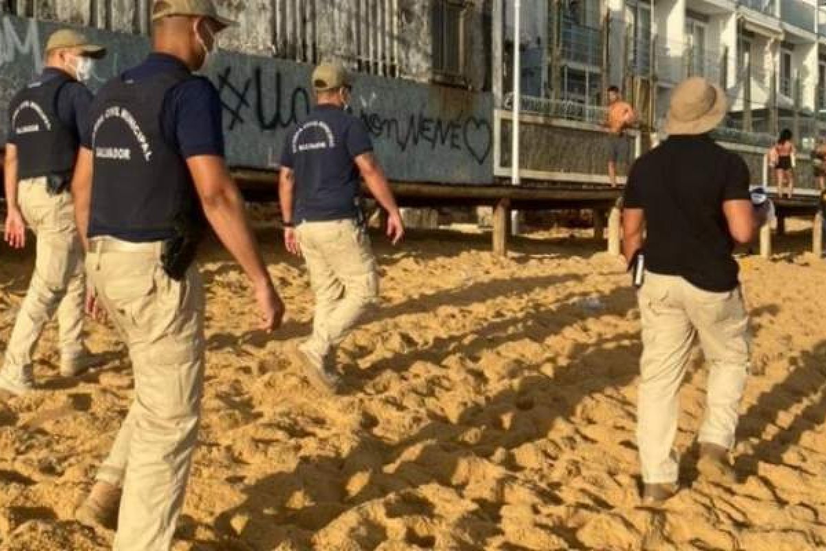 Vídeo: Guarda Municipal faz operação visando retirada de banhistas que desrespeitam decreto de fechamento de praias