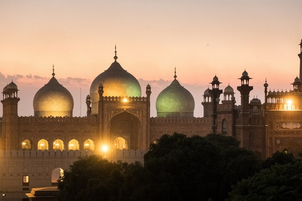 Dois trens batem e deixam mais de 30 mortos no Paquistão