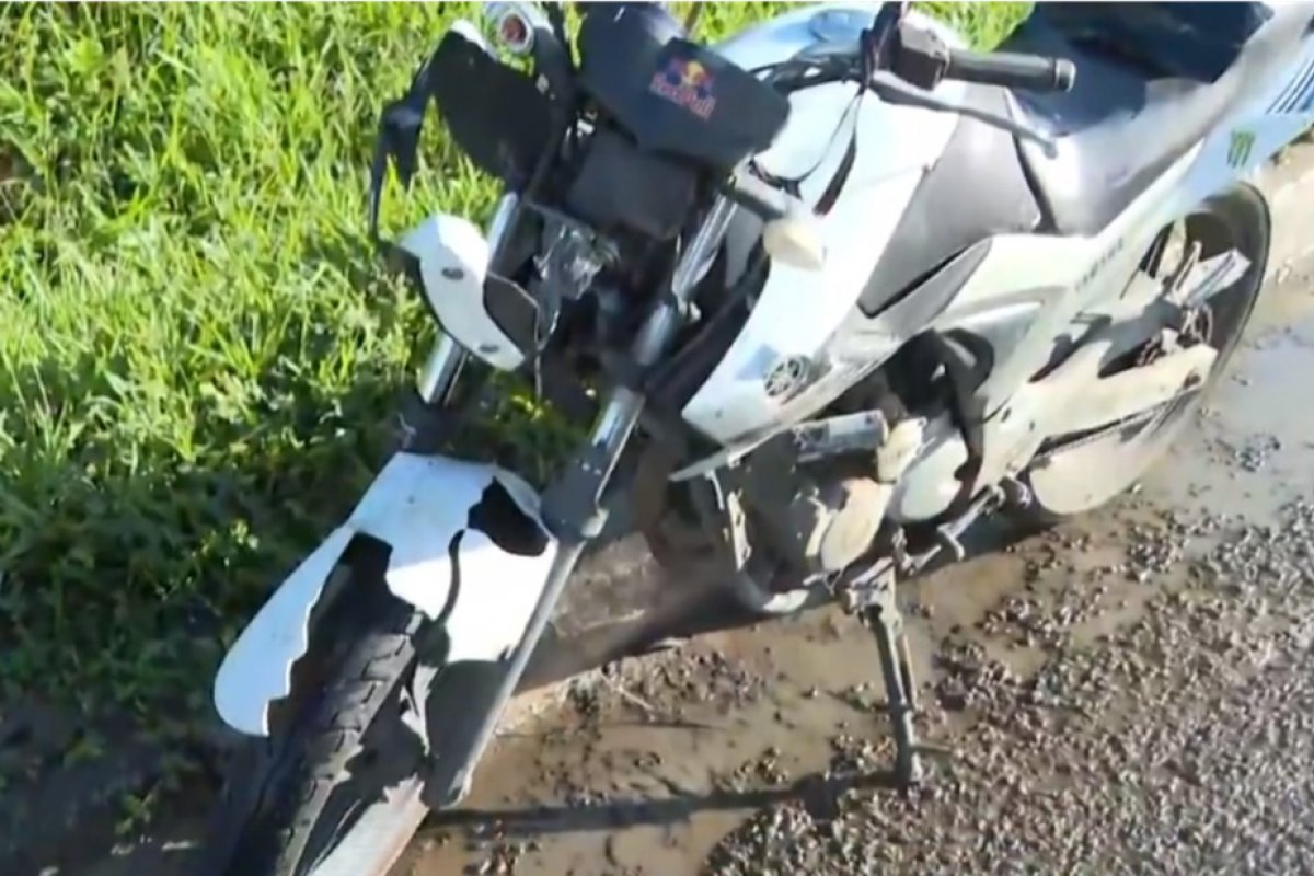 Acidente entre moto e ambulância na BR-324 deixa duas pessoas feridas