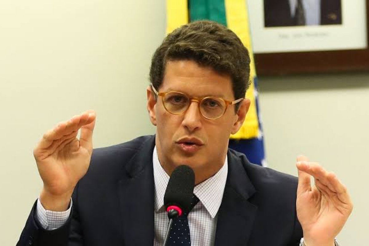 Ministro do Meio Ambiente Ricardo Salles, entrega celular à Polícia Federal